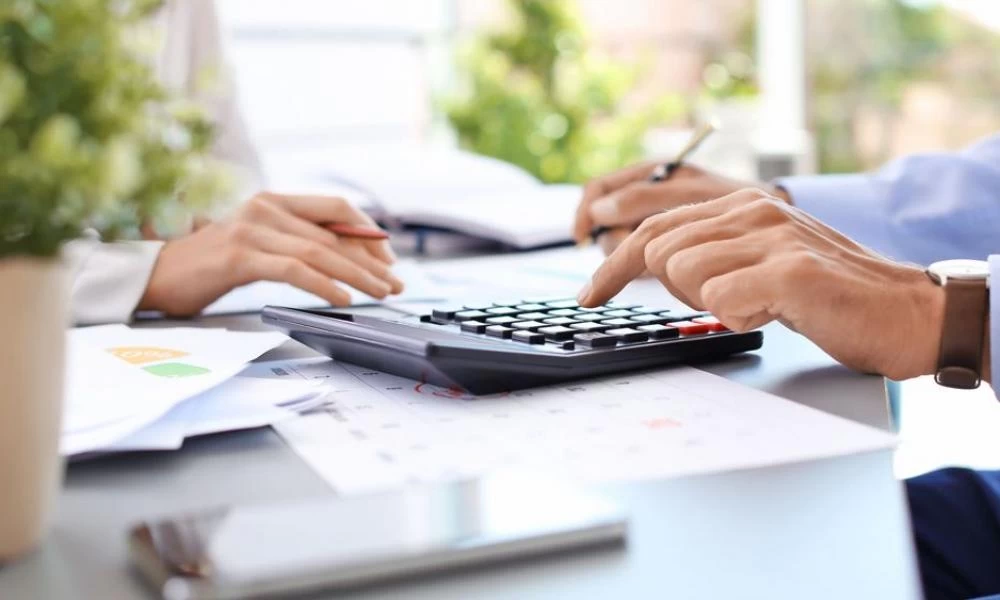 Εισφορά αλληλεγγύης: Σχέδιο για κατάργησή της για δημοσίους υπαλλήλους και συνταξιούχους